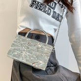 Tasche mit zerknitterter Metallkette